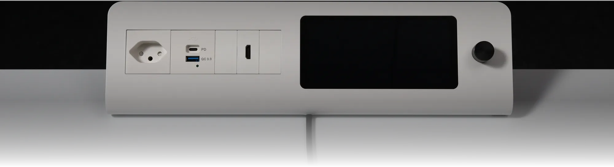 Die VEYCA Konsole von vorne, mit dem Bedienpanel im Display-Ausschnitt.